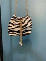 Bolso saquito cebra