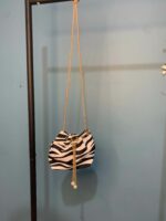 Bolso saquito cebra