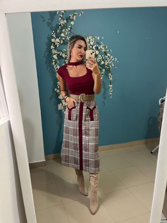 Falda burdeos midi
