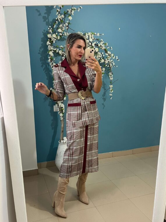 Falda burdeos midi
