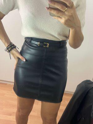 Falda polipiel detalle cinturón