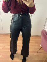 Pantalón de polipiel detalle botones dorados