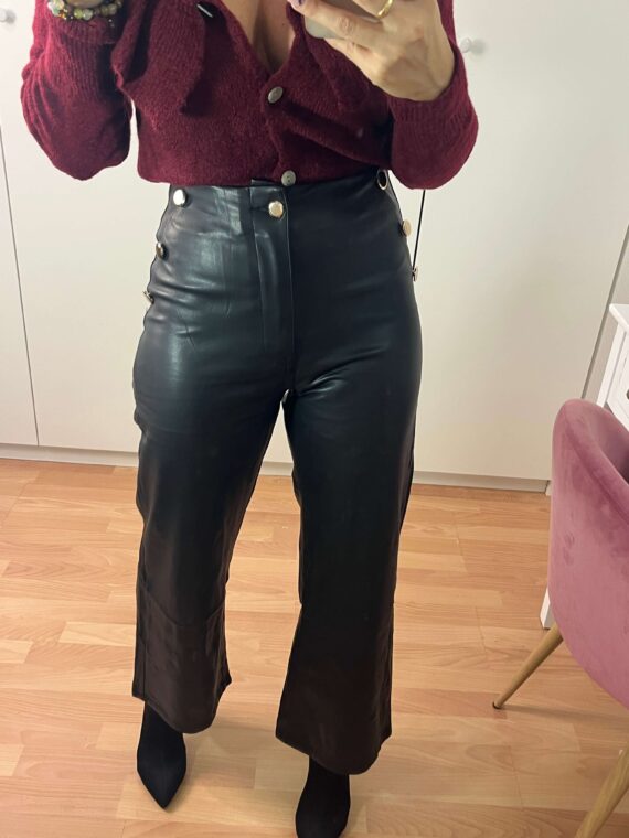 Pantalón de polipiel detalle botones dorados