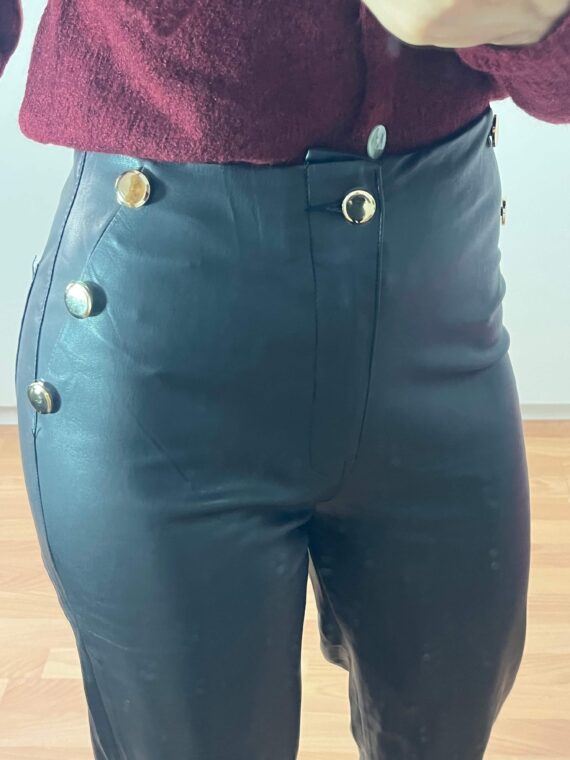 Pantalón de polipiel detalle botones dorados