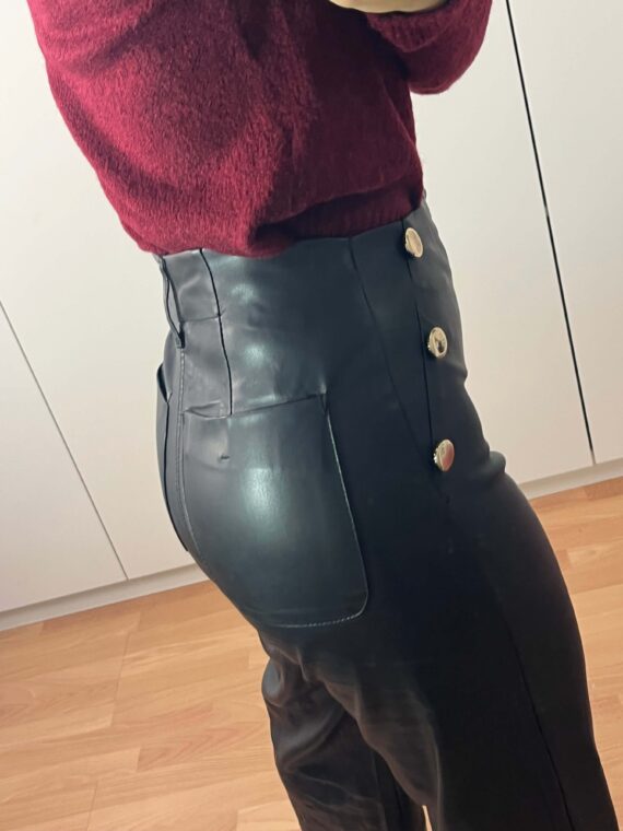 Pantalón de polipiel detalle botones dorados