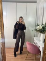 Pantalón de polipiel detalle botones dorados