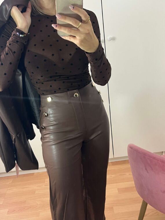 Pantalón de polipiel detalle botones dorados