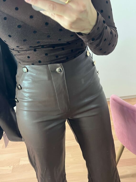 Pantalón de polipiel detalle botones dorados