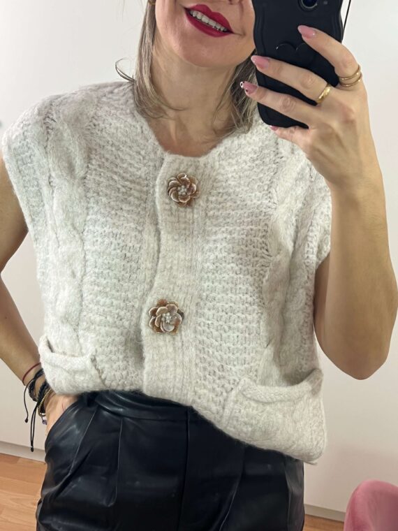 Chaleco punto botón flor