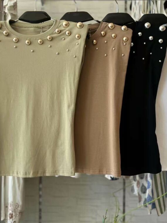 Camiseta hombrera y tacha